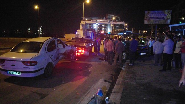 GÜLÜÇ BELDESİ KAVŞAĞI'NDA MEYDANA GELEN KAZADA KULLANILAMAZ HALE GELEN OTOMOBİLLER ÇEKİCİ İLE OLAY YERİNDEN KALDIRILDI. (VEDAT KILIÇ/ZONGULDAK-İHA)