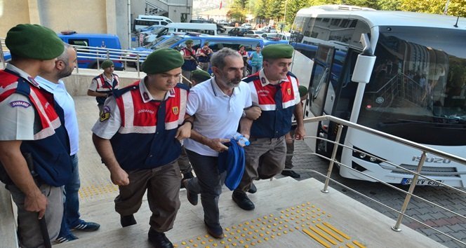 ZONGULDAK'TA FETÖ SORUŞTURMASI KAPSAMINDA GÖZALTINA ALINAN 12 KİŞİ, İŞLEMLERİNİN ARDINDAN ZONGULDAK ADLİYESİ'NE GETİRİLDİ. (SERTAÇ ÖZDEMİR/ZONGULDAK-İHA)