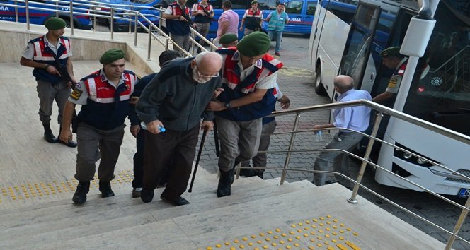 ZONGULDAK'TA FETÖ SORUŞTURMASI KAPSAMINDA GÖZALTINA ALINAN 12 KİŞİ, İŞLEMLERİNİN ARDINDAN ZONGULDAK ADLİYESİ'NE GETİRİLDİ. (SERTAÇ ÖZDEMİR/ZONGULDAK-İHA)