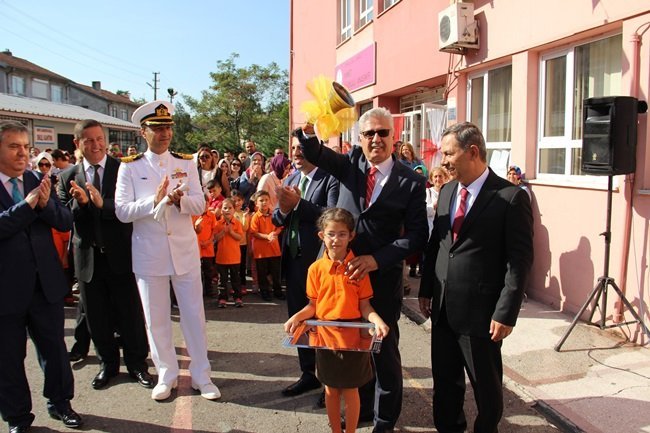 KDZ. EREĞLİ KAYMAKAMI NAZIM MADENOĞLU 2016-2017 EĞİTİM ÖĞRETİM YILININ İLK DERS ZİLİNİ ÇALDI. (VEDAT KILIÇ/ZONGULDAK-İHA)