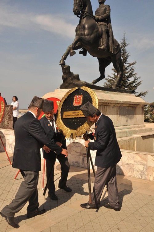 19 EYLÜL MUHARİP GAZİLER GÜNÜ MÜNASEBETİYLE VALİLİK ÖNÜNDE PROGRAM DÜZENLENDİ. (SERTAÇ ÖZDEMİR/ZONGULDAK-İHA)