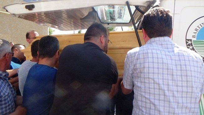 BARTIN’DA DENİZE GİRDİKTEN SONRA FENALAŞARAK ACİLE KALDIRILAN BİR KİŞİ, HASTANEDEN EVE GÖNDERİLDİKTEN BİR SÜRE SONRA YENİDEN FENALIK GEÇİREREK HAYATINI KAYBETTİ. (MUSTAFA KURT/BARTIN-İHA)