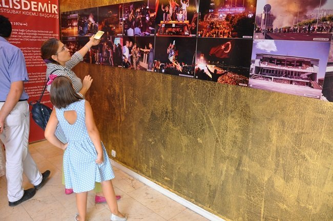 KDZ. EREĞLİ İLÇESİNDE DÜZENLENEN 15 TEMMUZ DEMOKRASİ VE ŞEHİTLER KONULU SERGİYİ 7'DEN 70'E HER YAŞ GURUBUNDAN VATANDAŞ ZİYARET ETTİ. (VEDAT KILIÇ/ZONGULDAK-İHA)