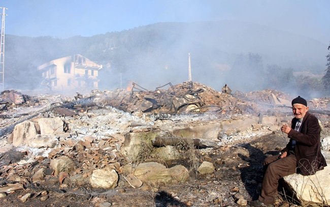KASTAMONU'DA GECE VAKTİ ÇIKAN YANGINDA 15 EV YANDI, 1 KİŞİ DE HAYATINI KAYBETTİ. SABAH NAMAZINI BEKLEYEN HAYRİYE KÖMLEKSİZ İSE, YANGINI FARK EDEREK KOMŞULARINI ÖLMEKTEN KURTARDI. (VEDAT YUNUS İKİZOĞLU/KASTAMONU-İHA)