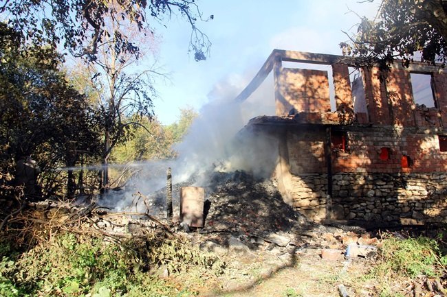 KASTAMONU'DA GECE VAKTİ ÇIKAN YANGINDA 15 EV YANDI, 1 KİŞİ DE HAYATINI KAYBETTİ. SABAH NAMAZINI BEKLEYEN HAYRİYE KÖMLEKSİZ İSE, YANGINI FARK EDEREK KOMŞULARINI ÖLMEKTEN KURTARDI. (VEDAT YUNUS İKİZOĞLU/KASTAMONU-İHA)