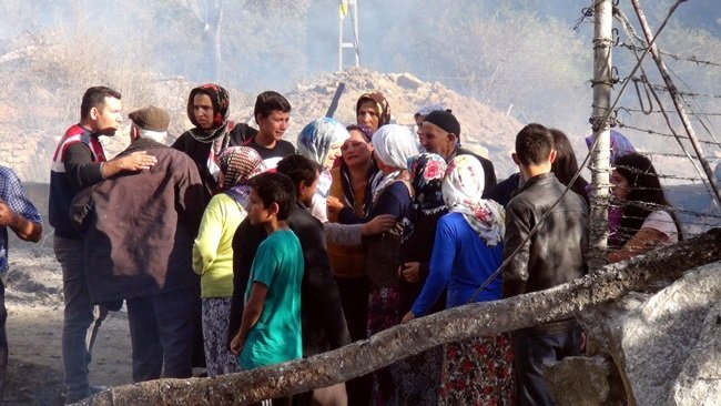 KASTAMONU'DA GECE VAKTİ ÇIKAN YANGINDA 15 EV YANDI, 1 KİŞİ DE HAYATINI KAYBETTİ. SABAH NAMAZINI BEKLEYEN HAYRİYE KÖMLEKSİZ İSE, YANGINI FARK EDEREK KOMŞULARINI ÖLMEKTEN KURTARDI. (VEDAT YUNUS İKİZOĞLU/KASTAMONU-İHA)
