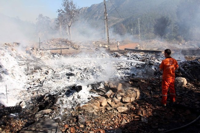 KASTAMONU'DA GECE VAKTİ ÇIKAN YANGINDA 15 EV YANDI, 1 KİŞİ DE HAYATINI KAYBETTİ. SABAH NAMAZINI BEKLEYEN HAYRİYE KÖMLEKSİZ İSE, YANGINI FARK EDEREK KOMŞULARINI ÖLMEKTEN KURTARDI. (VEDAT YUNUS İKİZOĞLU/KASTAMONU-İHA)