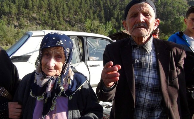 KASTAMONU'DA GECE VAKTİ ÇIKAN YANGINDA 15 EV YANDI, 1 KİŞİ DE HAYATINI KAYBETTİ. SABAH NAMAZINI BEKLEYEN HAYRİYE KÖMLEKSİZ İSE, YANGINI FARK EDEREK KOMŞULARINI ÖLMEKTEN KURTARDI. (VEDAT YUNUS İKİZOĞLU/KASTAMONU-İHA)