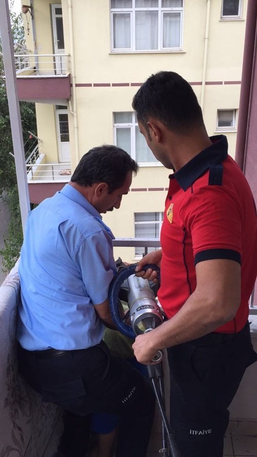 OYUN OYNARKEN KAFASI DEMİR PARMAKLARIN ARASINA SIKIŞTI. OYUN OYNARKEN KAFASI BALKON DEMİRLERİNE ARASINA SIKIŞAN 3 YAŞINDAKİ KAYRA  DEMİRTAŞ, İTFAİYE EKİPLERİ TARAFINDAN KURTARILDI. (ERTUĞRUL YÜKSEL/ZONGULDAK-İHA)