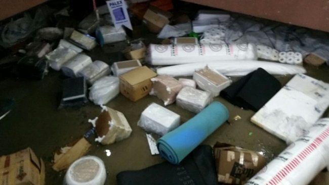 ZONGULDAK'TA GECE SAATLERİNDE ANİDEN BASTIRAN YAĞMUR SEBEBİYLE SU BASKINLARI YAŞANDI. ŞEHİR MERKEZİNDE BİRÇOK İŞ YERİNİ SU BASTI. (SERTAÇ ÖZDEMİR/ZONGULDAK-İHA)