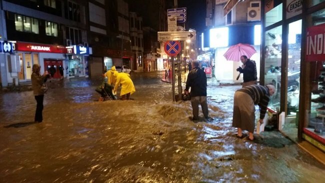 ZONGULDAK'TA GECE SAATLERİNDE ANİDEN BASTIRAN YAĞMUR SEBEBİYLE SU BASKINLARI YAŞANDI. ŞEHİR MERKEZİNDE BİRÇOK İŞ YERİNİ SU BASTI. (SERTAÇ ÖZDEMİR/ZONGULDAK-İHA)