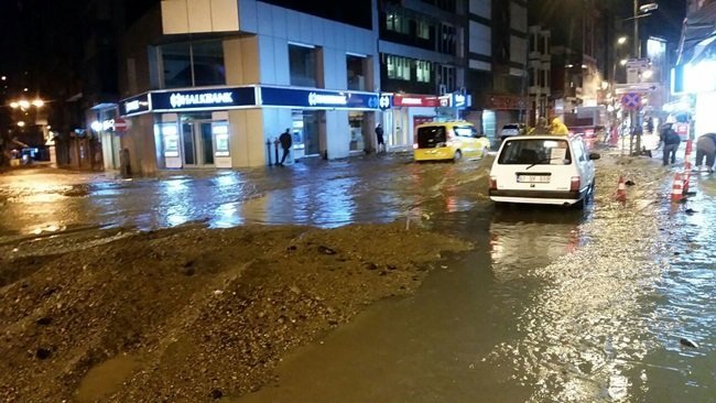 ZONGULDAK'TA GECE SAATLERİNDE ANİDEN BASTIRAN YAĞMUR SEBEBİYLE SU BASKINLARI YAŞANDI. ŞEHİR MERKEZİNDE BİRÇOK İŞ YERİNİ SU BASTI. (SERTAÇ ÖZDEMİR/ZONGULDAK-İHA)