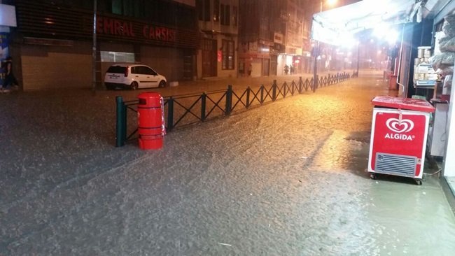 ZONGULDAK’TA ŞİDDETLİ YAĞIŞ HAYATI FELÇ ETTİ. GECE SAATLERİNDE BAŞLAYAN YAĞIŞ KISA SÜREDE ETKİLİ OLURKEN BİR İŞ MERKEZİ VE DÜKKANLAR SULAR ALTINDA KALDI. (SERTAÇ ÖZDEMİR/ZONGULDAK-İHA)