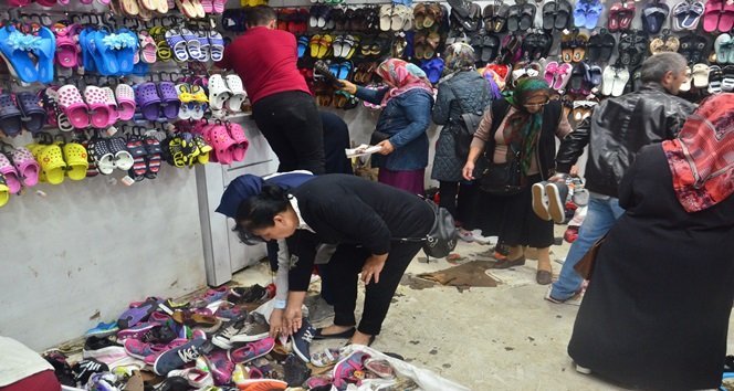 Selden zarar gören ürünler dörtte bir fiyatına satıldı, vatandaş birbiriyle yarıştı