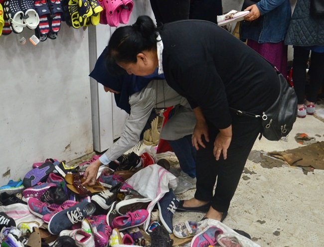 ZONGULDAK’TA YAĞAN YOĞUN SAĞANAK YAĞIŞ SIRASINDA MEYDANA GELEN SU BASKINLARI YÜZÜNDEN MALLARI ZARAR GÖREN ESNAFLAR ZARAR GÖREN MALLARINI 3'TE 1 FİYATINA SATMAYA BAŞLADI. (SERTAÇ ÖZDEMİR/ZONGULDAK-İHA)