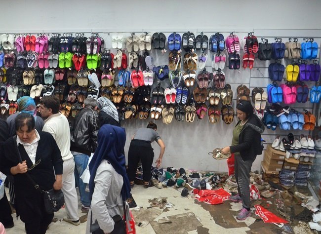 ZONGULDAK’TA YAĞAN YOĞUN SAĞANAK YAĞIŞ SIRASINDA MEYDANA GELEN SU BASKINLARI YÜZÜNDEN MALLARI ZARAR GÖREN ESNAFLAR ZARAR GÖREN MALLARINI 3'TE 1 FİYATINA SATMAYA BAŞLADI. (SERTAÇ ÖZDEMİR/ZONGULDAK-İHA)