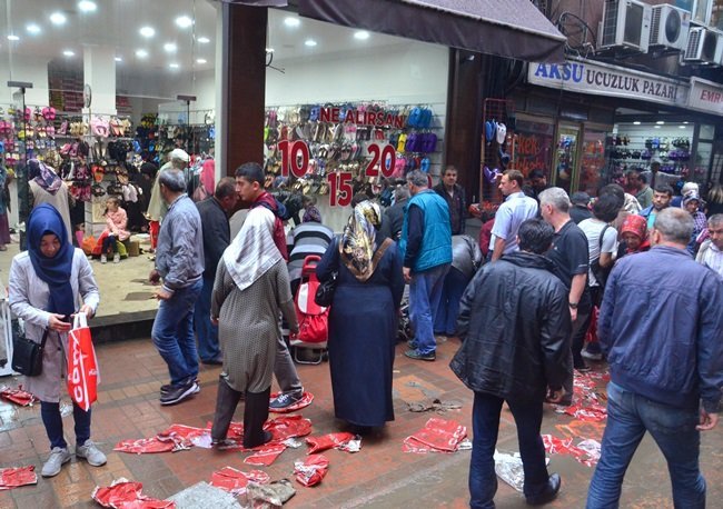 ZONGULDAK’TA YAĞAN YOĞUN SAĞANAK YAĞIŞ SIRASINDA MEYDANA GELEN SU BASKINLARI YÜZÜNDEN MALLARI ZARAR GÖREN ESNAFLAR ZARAR GÖREN MALLARINI 3'TE 1 FİYATINA SATMAYA BAŞLADI. (SERTAÇ ÖZDEMİR/ZONGULDAK-İHA)