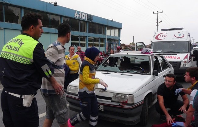 KDZ. EREĞLİ MEYDANA GELEN KAZAYI GÖRÜNCE MERAK EDİP GELEN ÖMER ALDIRMAZ, YARALININ EŞİ OLDUĞUNU ÖĞRENİNCE GÖZYAŞLARINA BOĞULDU. (VEDAT KILIÇ/ZONGULDAK-İHA)