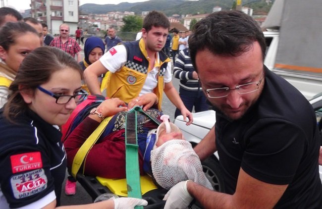 KDZ. EREĞLİ'DE MEYDANA GELEN KAZADA AĞIR YARALANAN KADIN AĞIR ŞEKİLDE YARALANDI. (VEDAT KILIÇ/ZONGULDAK-İHA)