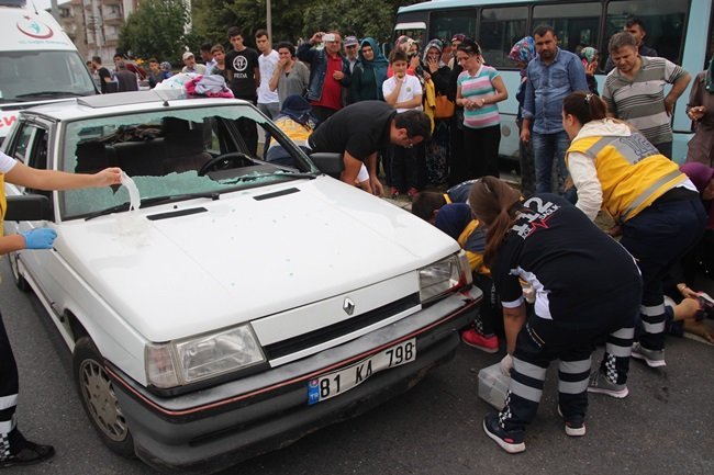KDZ. EREĞLİ İLÇESİNDE OTOMOBİL YOLUN KARŞISINA GEÇMEYE ÇALIŞAN 29 YAŞINDAKİ KADINA ÇARPTI. (VEDAT KILIÇ/ZONGULDAK-İHA)