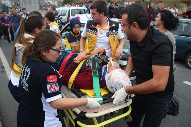 KDZ. EREĞLİ İLÇESİNDE YOLUN KARŞISINA GEÇMEYE ÇALIŞIRKEN OTOMOBİLİN ÇARPTIĞI KADIN AĞIR YARALANDI. (VEDAT KILIÇ/ZONGULDAK-İHA)