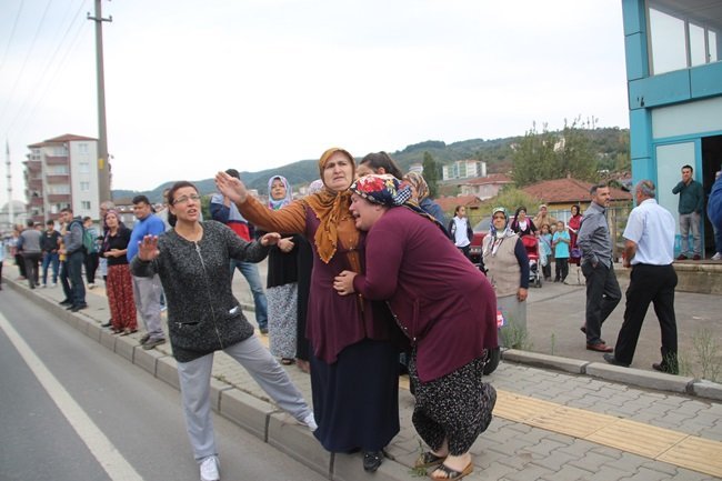 KDZ. EREĞLİ İLÇESİNDE OTOMOBİLİN ÇARPMASI SONUCU AĞIR YARALANAN KADININ YAKINLARI GÖZYAŞLARINA BOĞULDU. (VEDAT KILIÇ/ZONGULDAK-İHA)