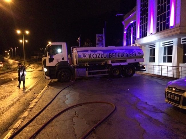 ZONGULDAK’TA YAĞAN ŞİDDETLİ YAĞMURUN ARDINDAN ÇAMURLANAN YOLLAR BELEDİYE EKİPLERİ TARAFINDAN YIKANIYOR (ÖMER TEKCAN/ZONGULDAK-İHA)