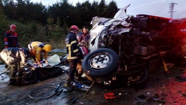 ZONGULDAK-EREĞLİ KARAYOLUNDA TANKER İLE KAMYONETİN ÇARPIŞMASI SONUCU MEYDANA GELEN KAZADA BİR KİŞİ HAYATINI KAYBETTİ. (VEDAT KILIÇ/ZONGULDAK-İHA)