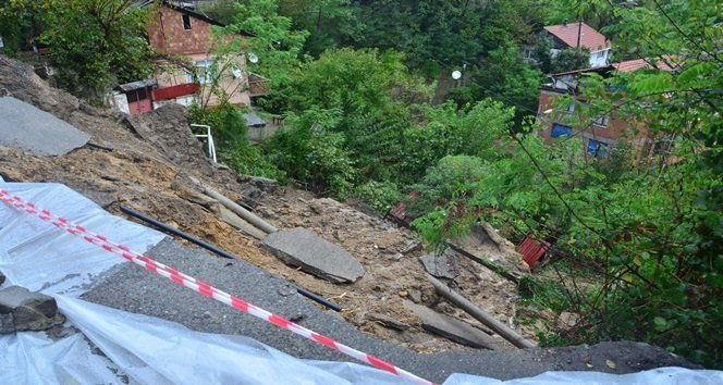 ZONGULDAK’TA AŞIRI YAĞIŞ NEDENİYLE MEYDANA GELEN HEYELANDA, BİR EV TOPRAK ALTINDA KALDI. (SERTAÇ ÖZDEMİR/ZONGULDAK-İHA)