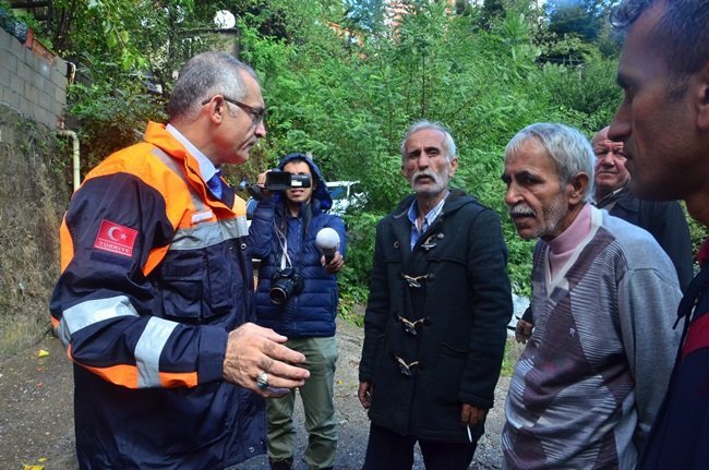 YAŞANAN OLAYIN ARDINDAN ZONGULDAK İL AFET ACİL MÜDÜRLÜĞÜ VE ZONGULDAK BELEDİYESİ EKİPLERİ TARAFINDAN ÇEVREDE GENİŞ ÇAPLI İNCELEME YAPILDI. İNCELEME SONRASI 17 VATANDAŞ DAHA GÜVENLİ YERLERDE İKAMET EDECEK. (SERTAÇ ÖZDEMİR/ZONGULDAK-İHA)