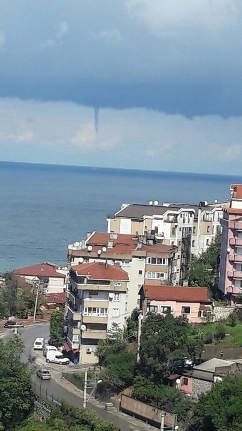 ZONGULDAK KIYILARINDA YAĞMURUN ARDINDAN ORTAYA ÇIKAN HORTUM KORKUTTU. (SERTAÇ ÖZDEMİR/ZONGULDAK-İHA)