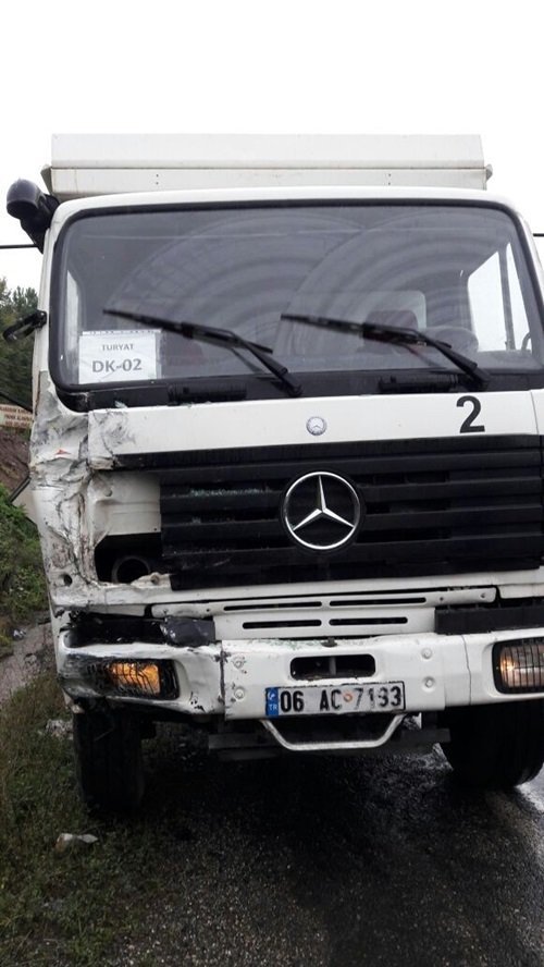 KDZ. EREĞLİ İLÇESİNDE İKİ KAMYONUN ÇARPIŞMASI SONUCU MEYDANA GELEN KAZADA YARALANAN OLMADI. (VEDAT KILIÇ/ZONGULDAK-İHA)