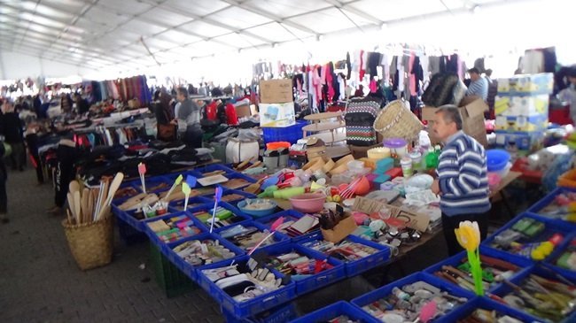 ÇADIRIN KURULUMU TAMAMLANIRKEN, PAZARCI ESNAFI İSE YAĞMURLU GÜNDE TEZAGAH AÇTI (EMRAH YILDIZ/ZONGULDAK-İHA)