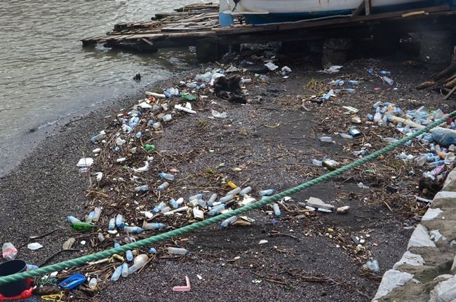 ZONGULDAK’TA BİR SÜREDİR DEVAM EDEN ŞİDDETLİ YAĞIŞ SONRASI ZONGULDAK LİMANI ÇÖPLE DOLDU. (SERTAÇ ÖZDEMİR/ZONGULDAK-İHA)