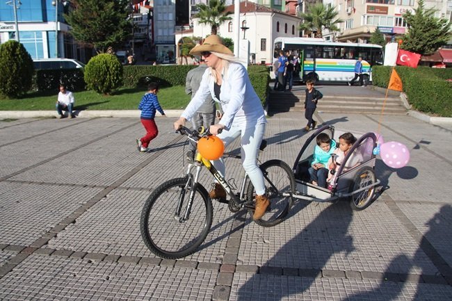 ZONGULDAK'IN EREĞLİ İLÇESİNDE BİR GURUP KADIN AVRUPA HAREKETLİLİK HAFTASI DOLAYISIYLA TRAFİKTE PEDAL ÇEVİRDİ. (VEDAT KILIÇ/ZONGULDAK-İHA)