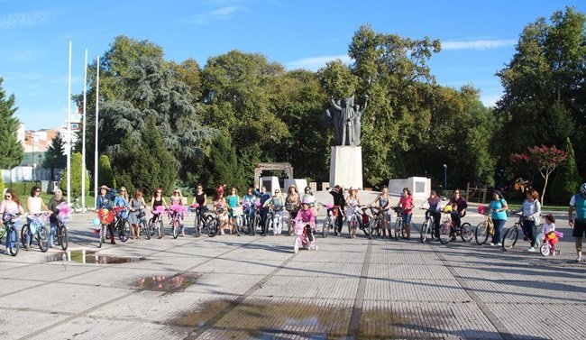 ZONGULDAK'IN EREĞLİ İLÇESİNDE BİR GURUP KADIN AVRUPA HAREKETLİLİK HAFTASI DOLAYSIYLA TRAFİKTE PEDAL ÇEVİRDİ. (VEDAT KILIÇ/ZONGULDAK-İHA)