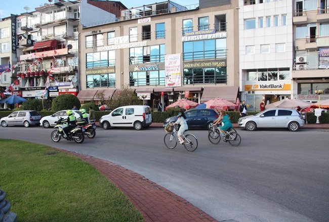ZONGULDAK'IN EREĞLİ İLÇESİNDE BİR GURUP KADIN AVRUPA HAREKETLİLİK HAFTASI DOLAYISIYLA TRAFİKTE PEDAL ÇEVİRDİ. (VEDAT KILIÇ/ZONGULDAK-İHA)