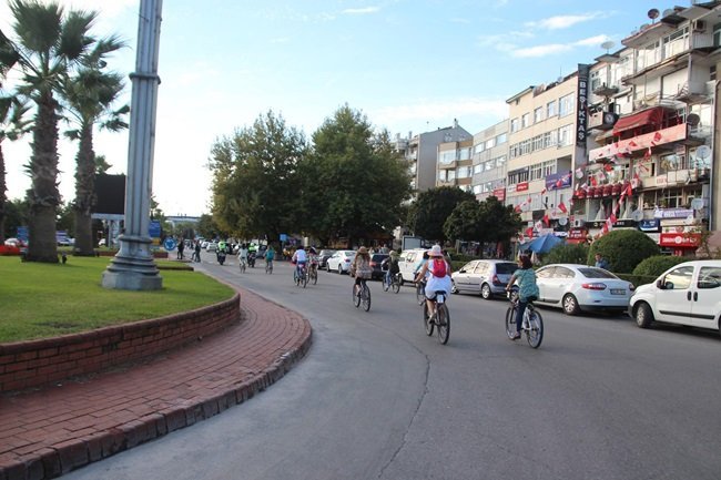 ZONGULDAK'IN EREĞLİ İLÇESİNDE BİR GURUP KADIN AVRUPA HAREKETLİLİK HAFTASI DOLAYISIYLA TRAFİKTE PEDAL ÇEVİRDİ. (VEDAT KILIÇ/ZONGULDAK-İHA)