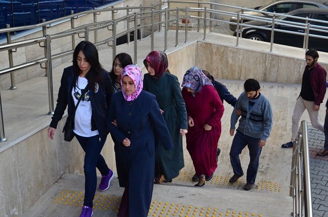 ZONGULDAK'TA FETÖ SORUŞTURMASI KAPSAMINDA GÖZALTINA ALINAN 6 KİŞİ, İŞLEMLERİNİN ARDINDAN ZONGULDAK ADLİYESİ'NE GETİRİLDİ. (SERTAÇ ÖZDEMİR/ZONGULDAK-İHA)