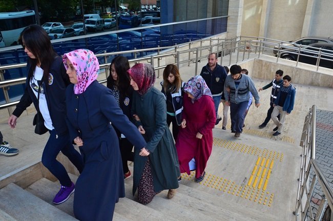 ZONGULDAK'TA FETÖ SORUŞTURMASI KAPSAMINDA GÖZALTINA ALINAN 6 KİŞİ, İŞLEMLERİNİN ARDINDAN ZONGULDAK ADLİYESİ'NE GETİRİLDİ. (SERTAÇ ÖZDEMİR/ZONGULDAK-İHA)