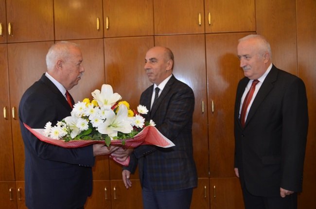 5 EYLÜL-1 EKİM 2016 TARİHLERİ ARASINDA KUTLANAN İTFAİYE TEŞKİLATININ KURULUŞ ETKİNLİKLERİ KAPSAMINDA ZONGULDAK BELEDİYESİ İTFAİYE MÜDÜRÜ İSMAİL SARIAYDIN BERABERİNDE PERSONELİ İLE BİRLİKTE BELEDİYE BAŞKANI MUHARREM AKDEMİR’İ MAKAMINDA ZİYARET ETTİ. (SERTAÇ ÖZDEMİR/ZONGULDAK-İHA)