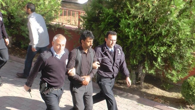 POLİS EKİPLERİNCE GÖZALTINA ALINAN ARSLAN N. EMNİYETTEKİ SORGUSUNUN ARDINDAN ADLİYEYE SEVK EDİLDİ. (YASİN ERDEM/KARABÜK-İHA)