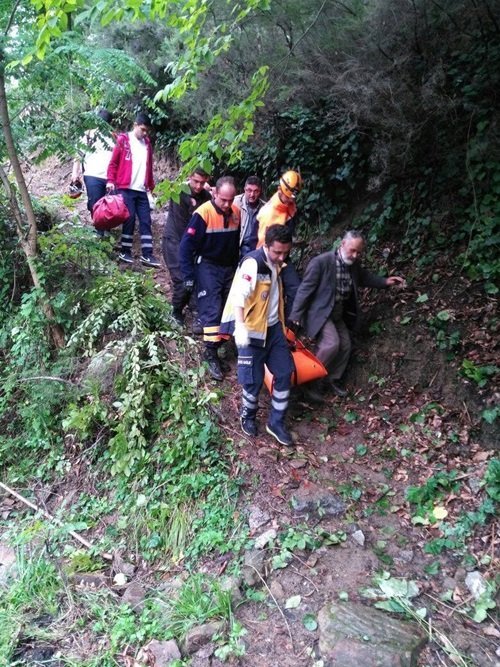 ZONGULDAK'TA BACA TEMİZLEMEK İÇİN ÇIKTIĞI EVİNİN ÇATISINDAN KÖMÜRLÜĞÜN ÜZERİNE DÜŞTÜ. (SERTAÇ ÖZDEMİR/ZONGULDAK-İHA)