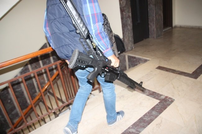 ALTERNATİF TIP İLE TEDAVİ UYGULANDIĞI İLERİ SÜRÜLEN İŞ YERİNE POLİS TARAFINDAN YAPILAN BASKINDA 2 ADET OTOMATİK TÜFEK ELE GEÇİRİLDİ. (VEDAT KILIÇ/ZONGULDAK-İHA)