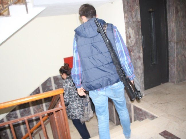 ALTERNATİF TIP İLE TEDAVİ UYGULANDIĞI İLERİ SÜRÜLEN İŞ YERİNE POLİS TARAFINDAN YAPILAN BASKINDA 2 ADET OTOMATİK TÜFEK ELE GEÇİRİLDİ. (VEDAT KILIÇ/ZONGULDAK-İHA)