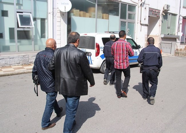 ZONGULDAK’IN EREĞLİ İLÇESİNDE, ALTERNATİF TIP İLE TEDAVİ UYGULANDIĞI İLERİ SÜRÜLEN İŞ YERİNE DÜZENLENEN OPERASYONDA 3 KİŞİ GÖZALTINA ALINDI. (VEDAT KILIÇ/ZONGULDAK-İHA)