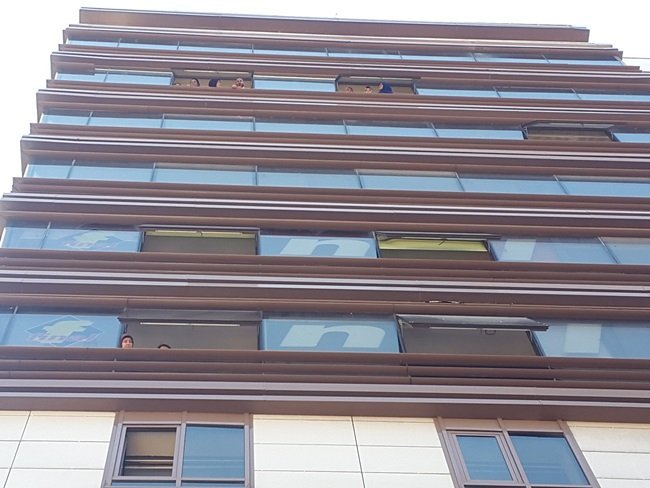 KDZ. EREĞLİ İLÇESİNDE KALDIRIMDA YÜRÜYEN KADINLARIN KAFASINA 5 METRE UZUNLUĞUNDA PROFİL DÜŞTÜ. (VEDAT KILIÇ/ZONGULDAK-İHA)