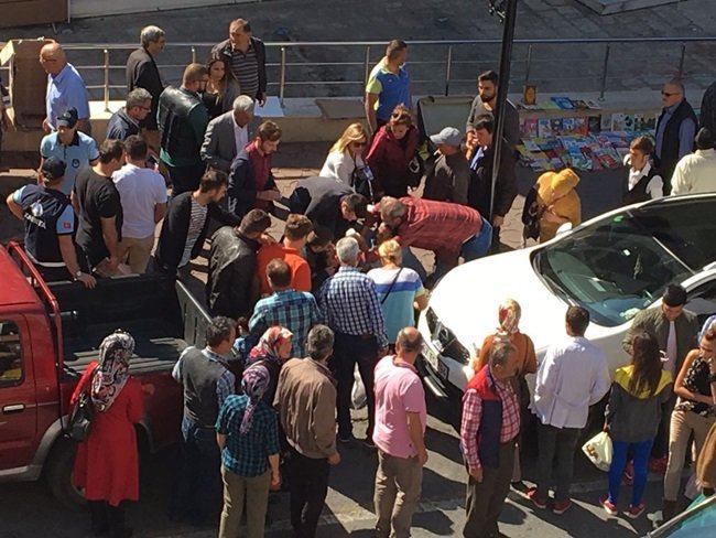 KDZ. EREĞLİ İLÇESİNDE KAFALARINA PROFİL DİREK DÜŞMESİ SONUCU YARALANAN ANNE KIZ HASTANEYE KALDIRILDI. (VEDAT KILIÇ/ZONGULDAK-İHA)