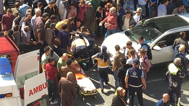 KALDIRIMDA YÜRÜRKEN KAFALARINA PROFİL DÜŞEN ANNE KIZ YARALANDI. (VEDAT KILIÇ/ZONGULDAK-İHA)