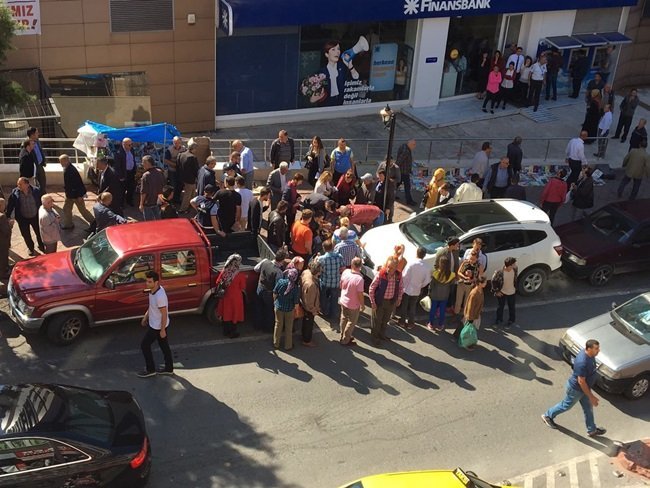 KDZ. EREĞLİ İLÇESİNDE ANNE KIZ KALDIRIMDA YÜRÜRKEN KAFALARINA PROFİL DÜŞTÜ. (VEDAT KILIÇ/ZONGULDAK-İHA)